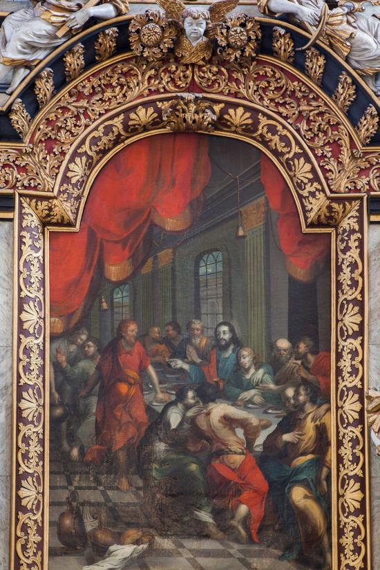 Tavlan i altaruppsatsens mitt föreställer den första nattvarden. Tavlan visar fjorton personer, Jesus, de tolv lärjungarna och akademiritmästaren Carl Mört som målade tavlan.