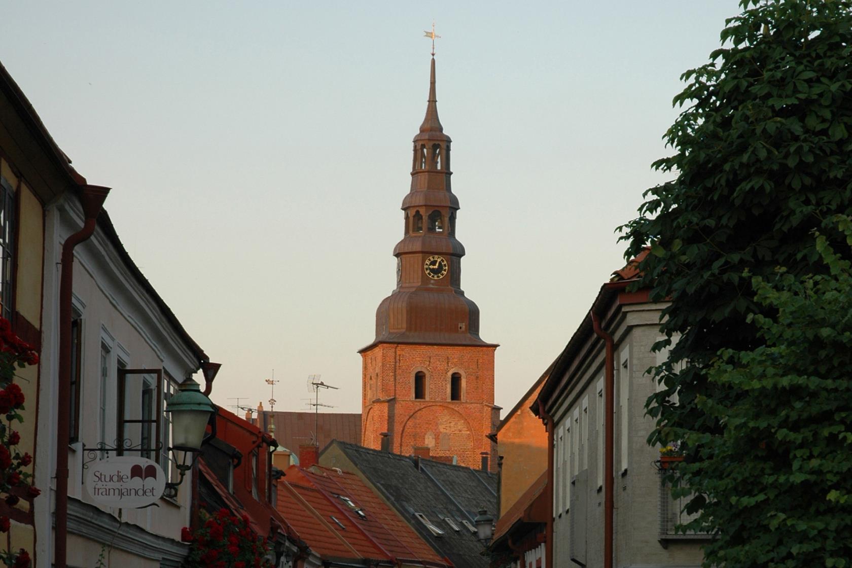 Sankta Maria kyrka ligger mitt i korsvirkesstaden Ystad.