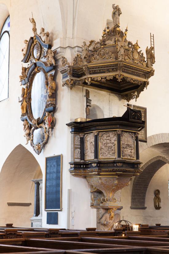 S:ta Maria kyrkas predikstol i i sandsten och svart och vit kalksten är ett av de förnämligaste kyrkliga barockarbetena i Skåne.