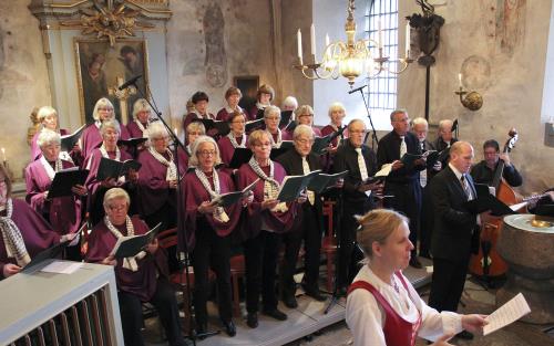 Seniorkören i koret i Fresta kyrka. 