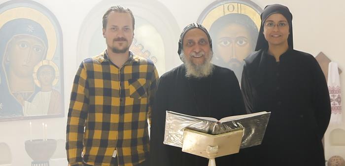 – Det är ingen hemlighet att jag sitter fast här nu när jag skriver de här raderna. Två veckor blir snart till två månader, men världen är annorlunda för alla nu. Vi måste överlämna oss till det okända och lita på att det ordnar sig.