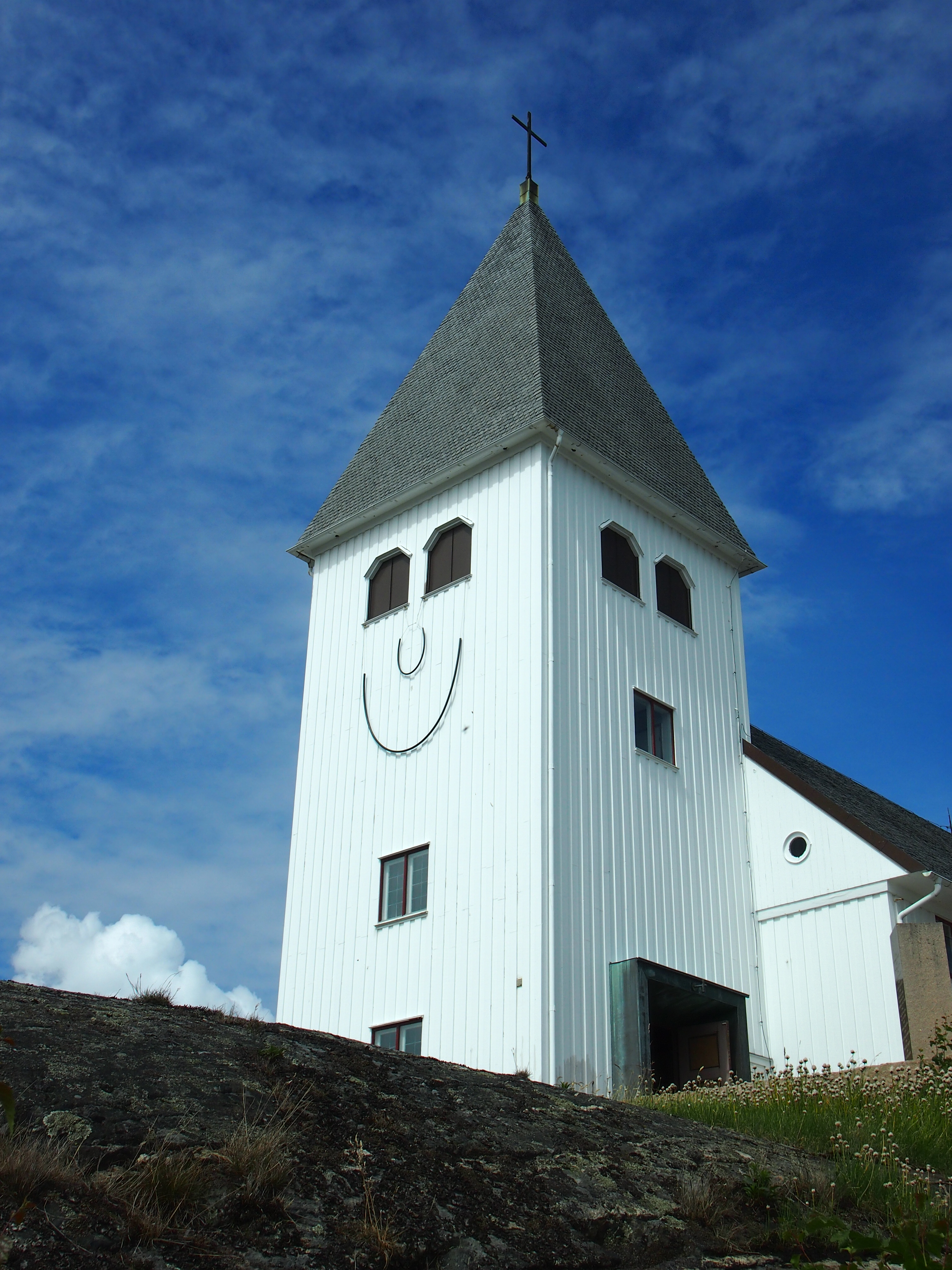 Skärhamns kyrka Den leende kyrkan