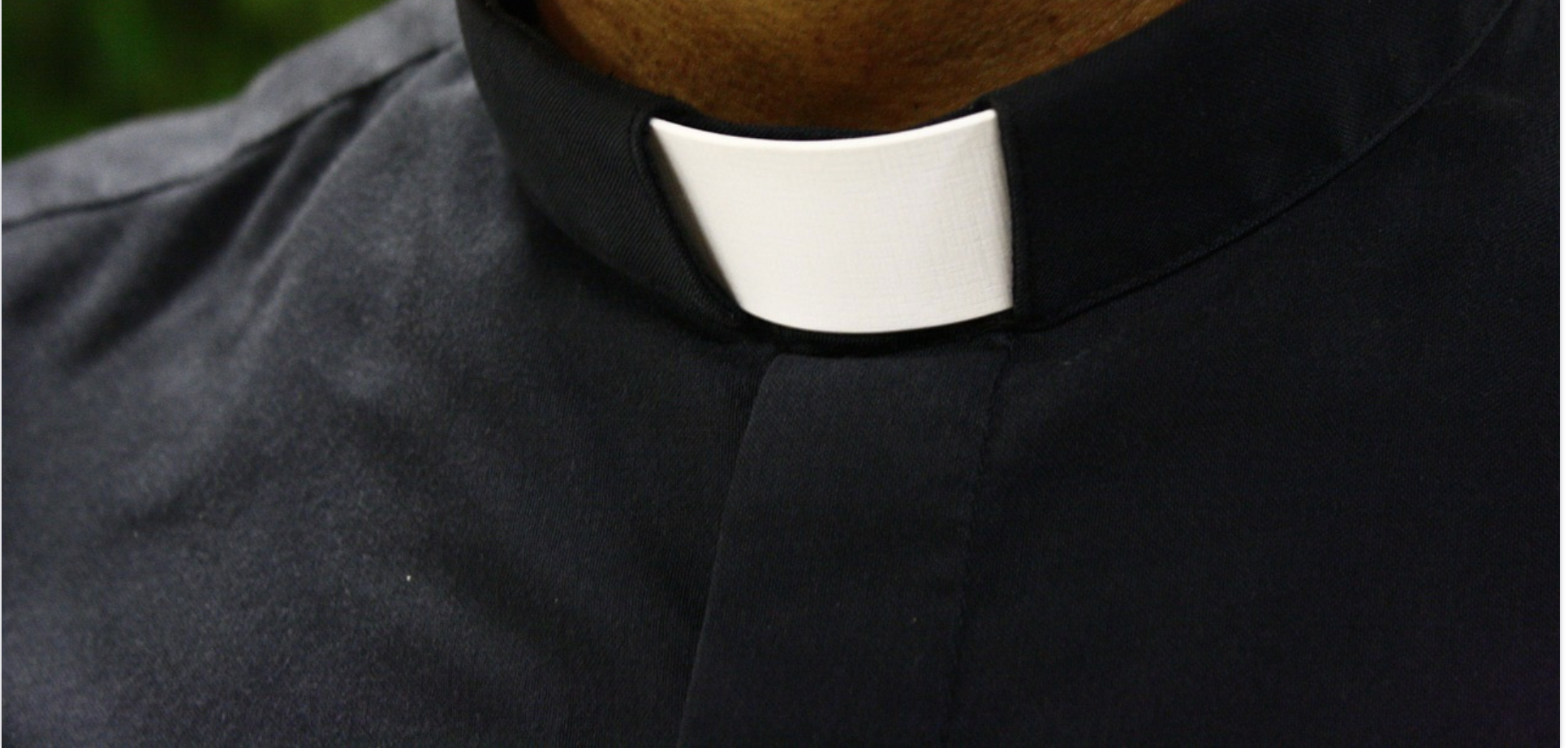 En prästkrage runt en hals för att symbolisera präster. 