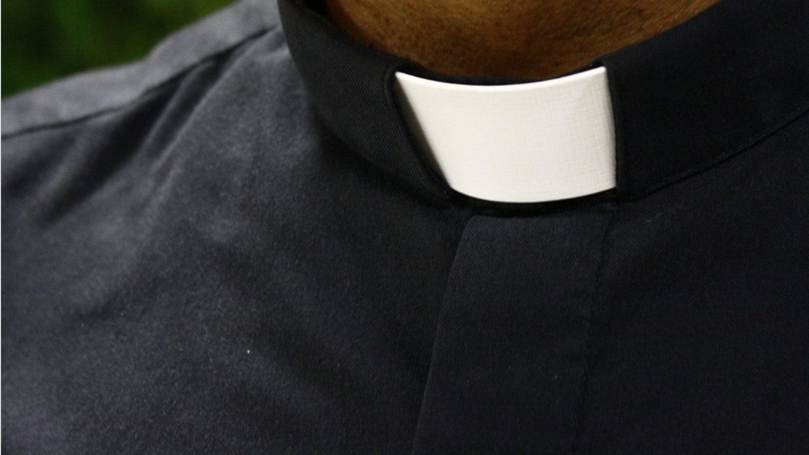 En prästkrage runt en hals för att symbolisera präster. 
