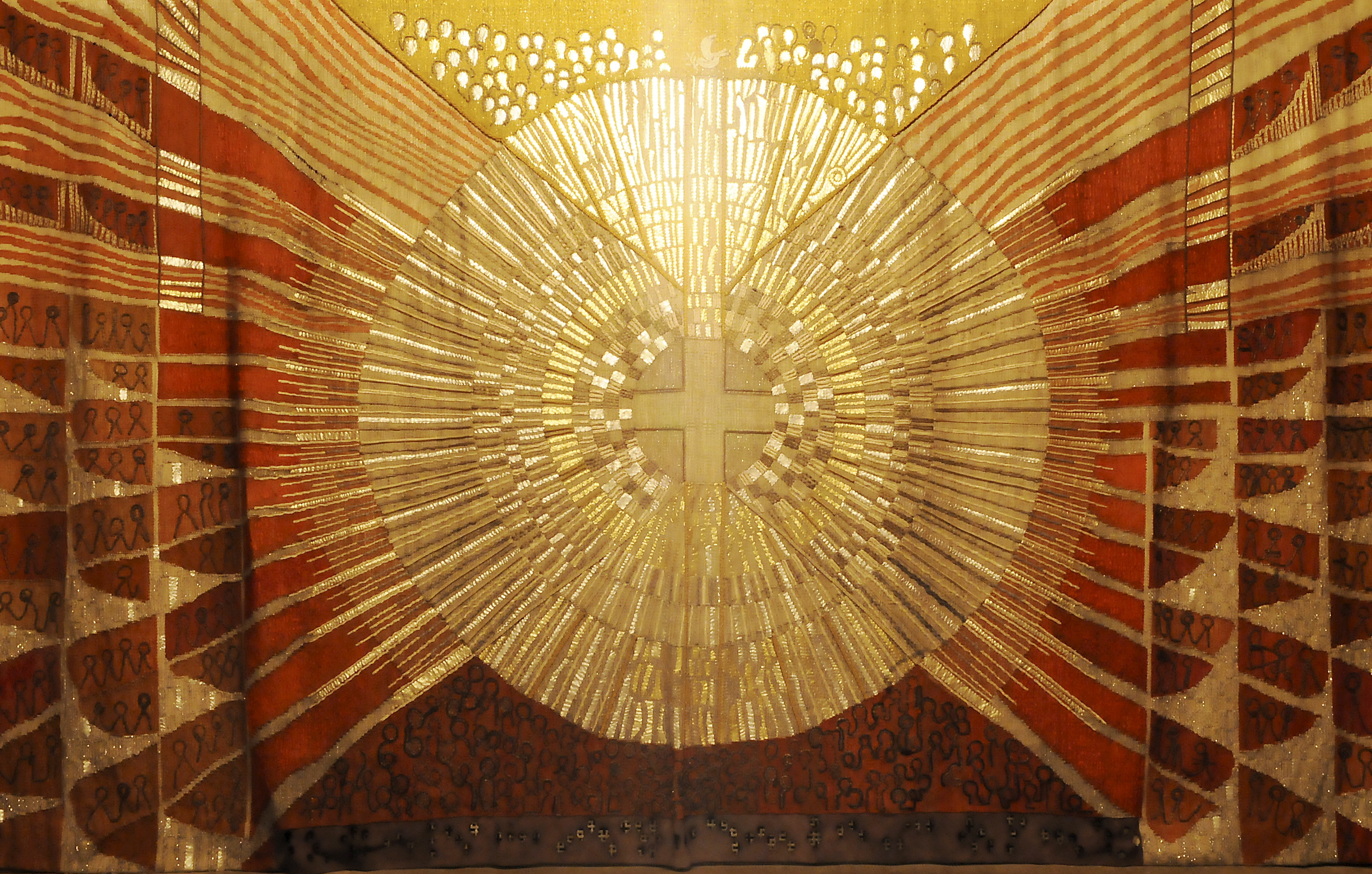 Gyllene och rött konstverk med kors i mitten