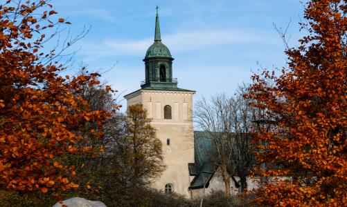 Sollentuna kyrka har funnits i mer än 800 år. Under årens lopp har hon regelbundet byggts ut, byggts om och renoverats. Nu är det återigen dags att ge Sollentuna kyrka lite extra kärlek och omtanke. Under 2020 och 2021 stänger kyrkan för renovering.