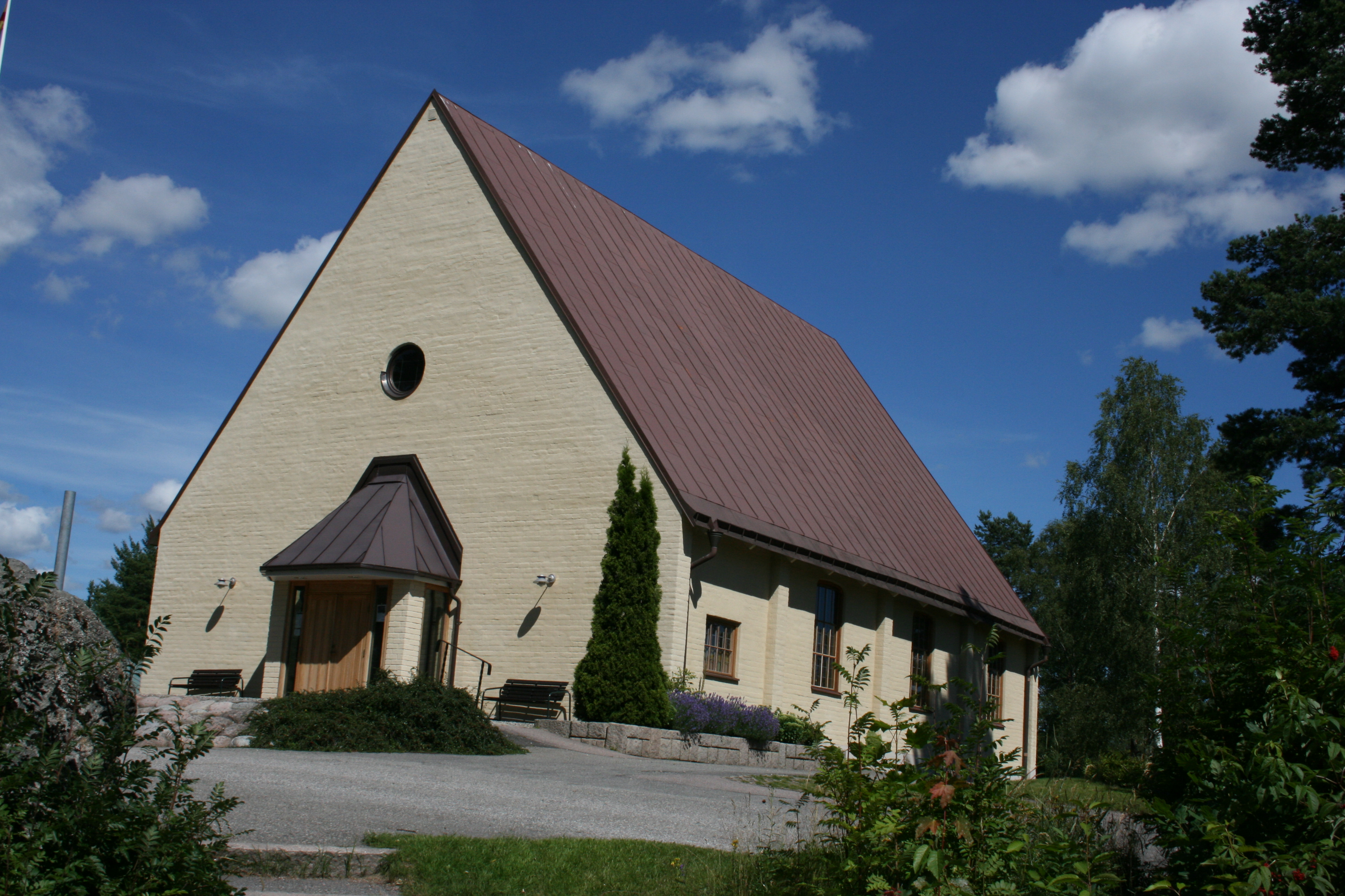 S:t Lars kyrka i sommartid.