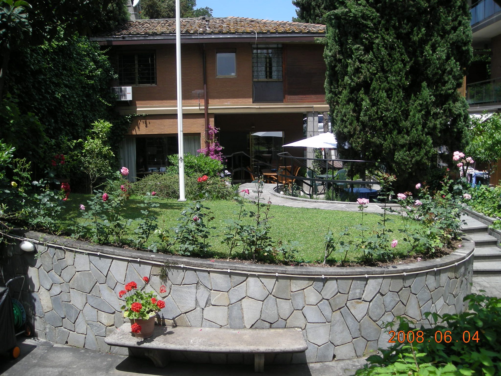 St Lukasgården från trädgården