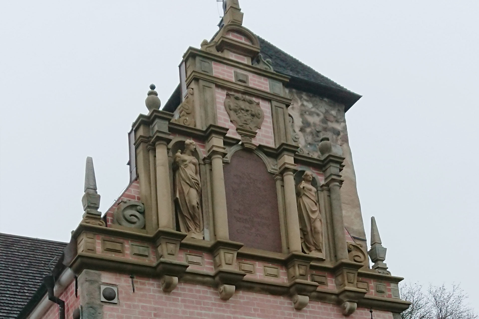 statyerna i nischerna på Norrsunda kyrka