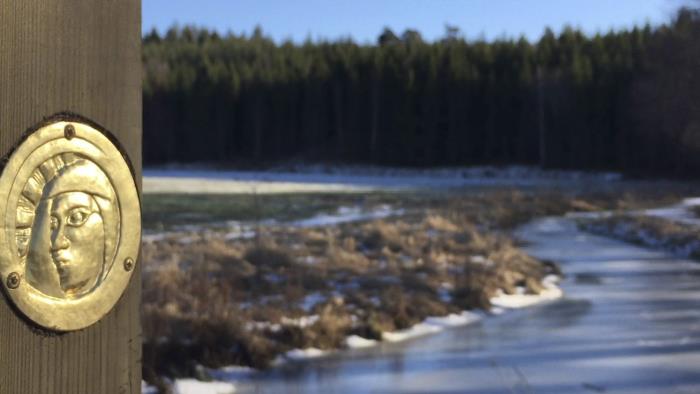 Stolpe med märke utmed vandringsleden