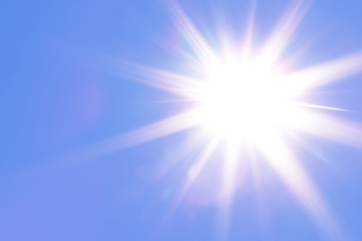 Lysande sol på klarblå himmel.