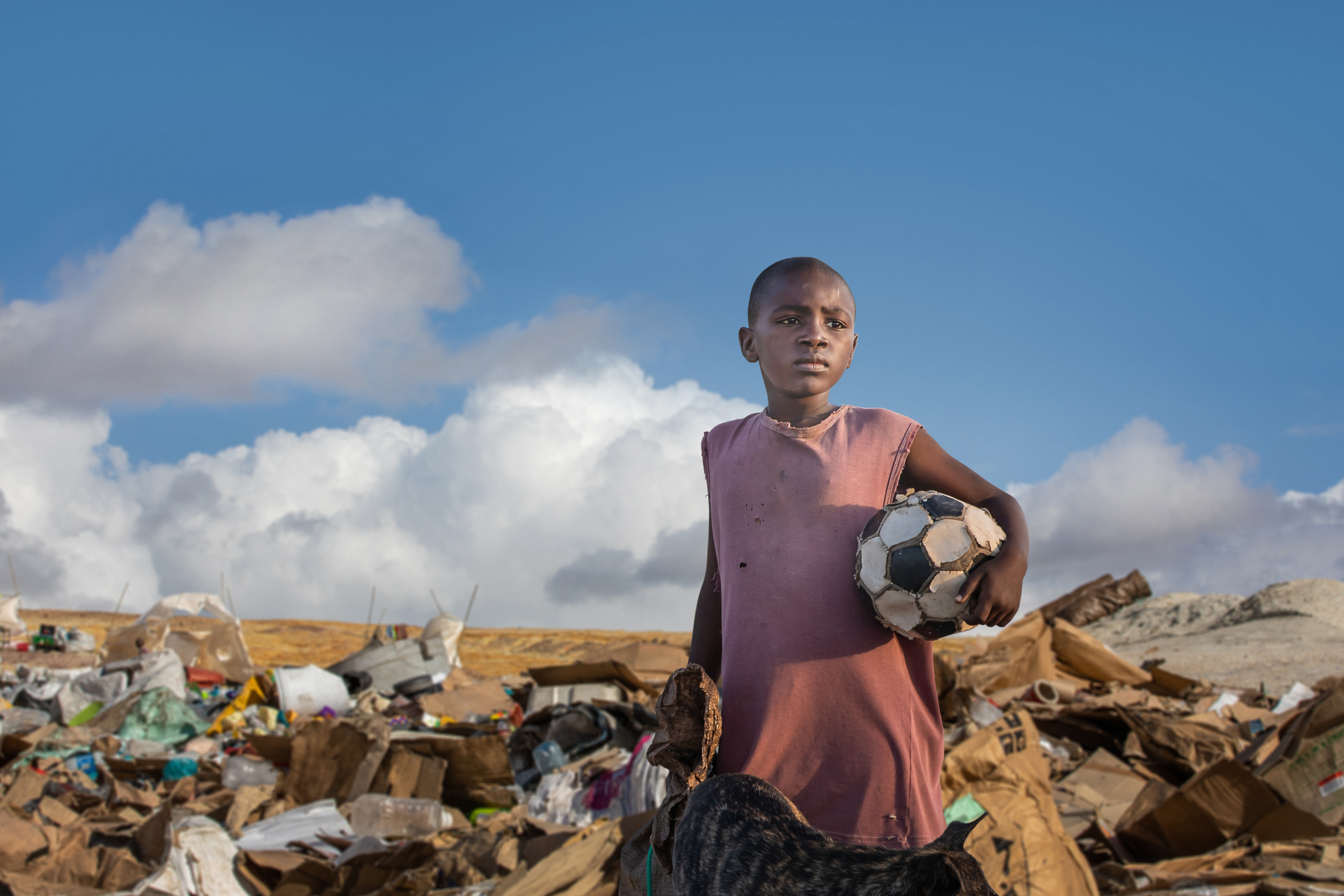 Vi lever under samma himmel och har samma värde och rättigheter. Men beroende på var vi föds, eller vilket kön vi har, ser verkligheten olika ut. Tillsammans med kyrkor, organisationer och tusentals frivilliga arbetar Act Svenska kyrkan långsiktigt mot fattigdom, förtryck och orättvisor, och agerar snabbt när katastrofen inträffar.
