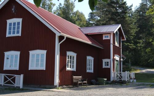 Lägergårdens huvudbyggnad med kök, matsal, samlingssal med öppen spis och en veranda med utsikt mot sjön.