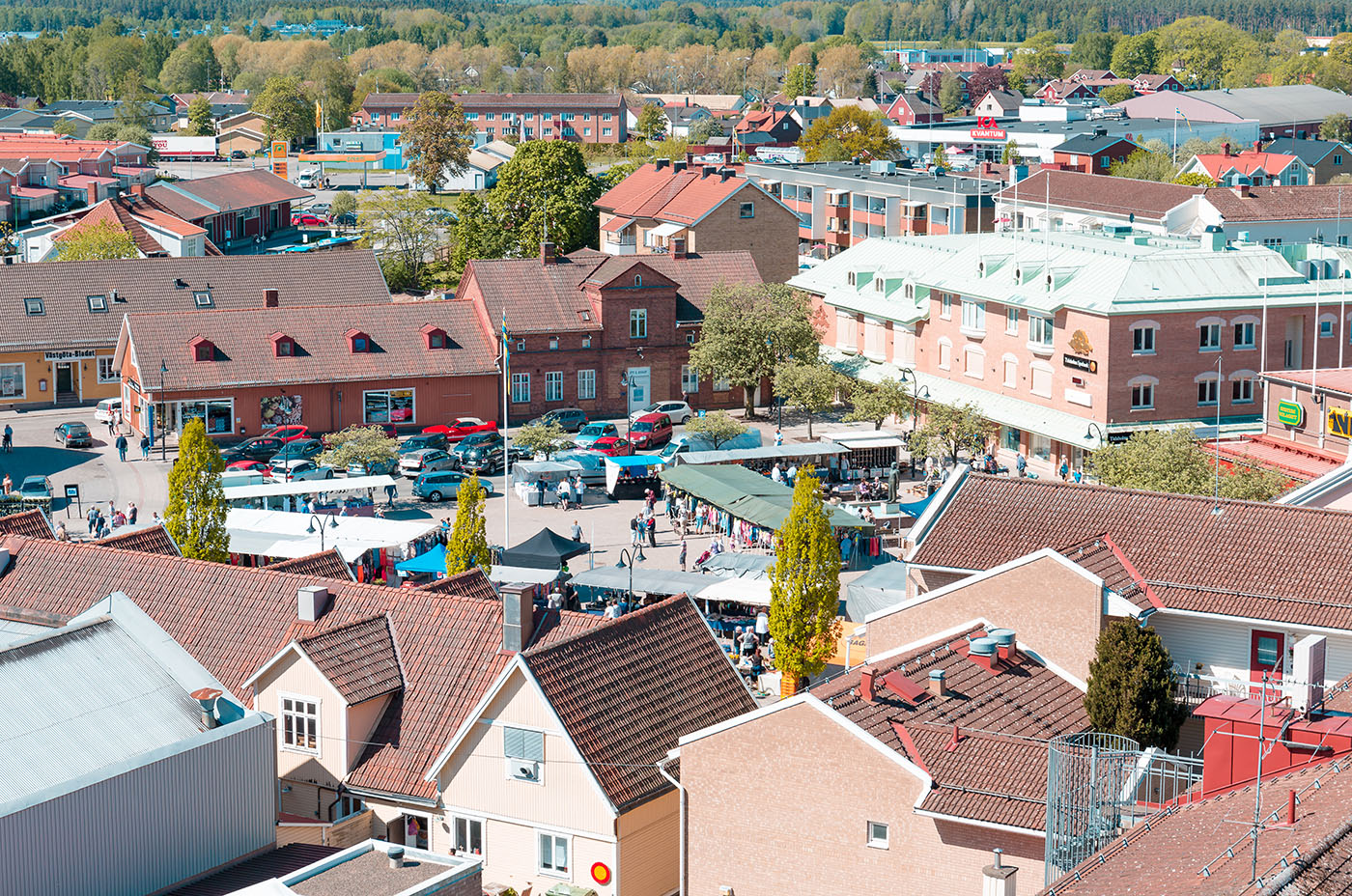 Utsikt över Gamla torget i Tidaholm och husen som omger torget.