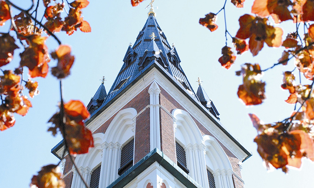 Sofiakyrkans torn i höstskrud
