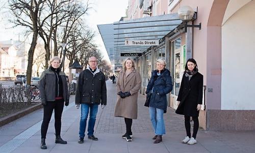 För att minska risken för smittspridning uppmanar Folkhälsomyndigheten alla som är 70 år och äldre att begränsa sina sociala kontakter och stanna hemma en tid framöver. Tillsammans med Svenska kyrkan samordnar nu Tranås kommun inköp och hemkörning av livsmedel till personer som inte har någon i sin närhet som kan hjälpa till.