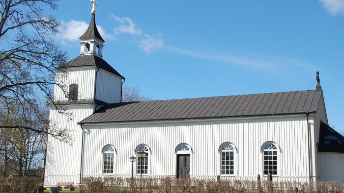 Trehörna kyrka. En vit träkyrka.