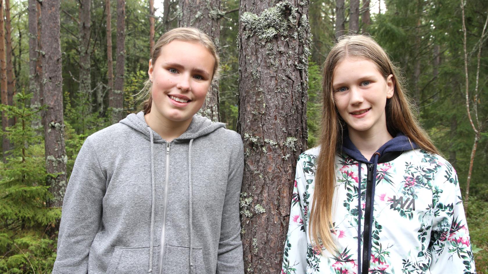 Tuva Thörnberg och Nora Hjärne från Wendela Hellmanskolan i Härnösand på studiebesök i Svenska kyrkans skog. 