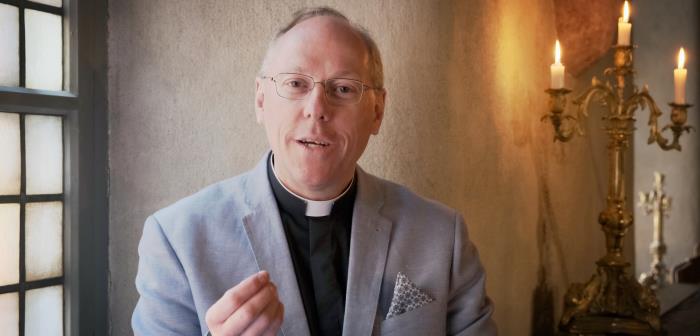 Ulf Lindgren, domkyrkokaplan i Storkyrkan, ger i ett antal korta filmer inblickar i rabbinernas kreativa sätt att tolka och finna bibeltexternas dolda djup. Här får du bl a ta del om de fem sinnena - om skapelsens syfte, hur upprepningar är synd och om den som tolkar tänder stjärnor på himlavalvet. Filmer kommer att publiceras varannan dag under en månads tid.