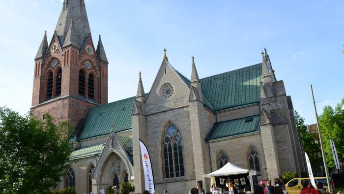 Bilden visar S:t Nicolai kyrka och rörelse på stan. Konfirmander är på festen "Inte som du tror".