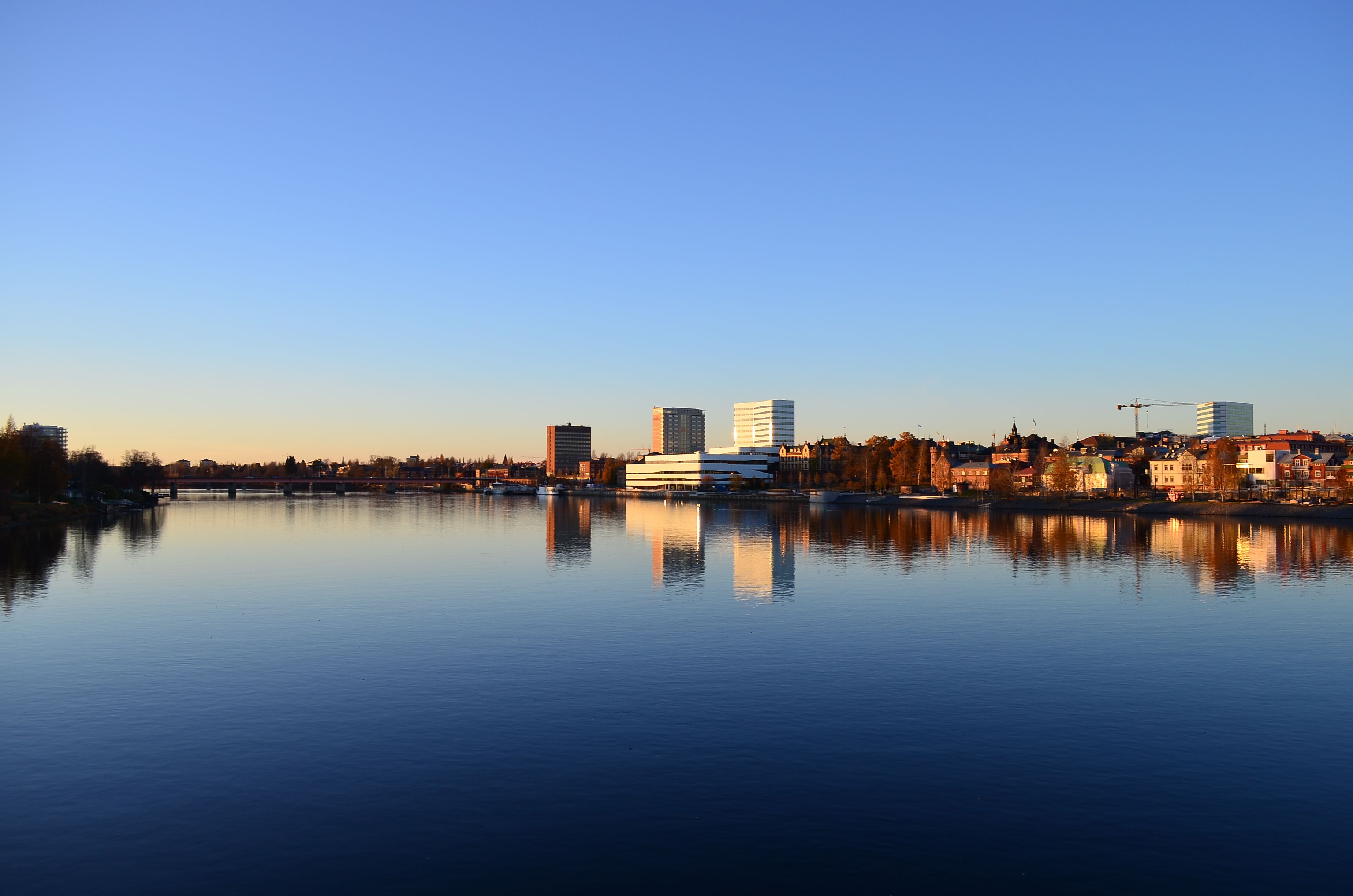 Umeå med älven i förgrunden