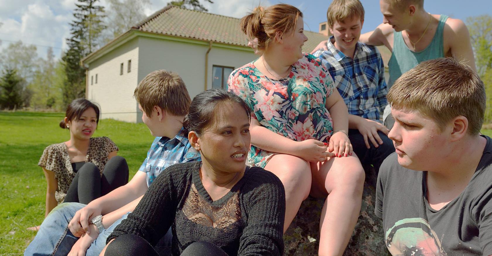 Stipendiaterna Michelle och Debbie från Filippinerna tillsammans med unga från den lokala församlingen i Sverige.