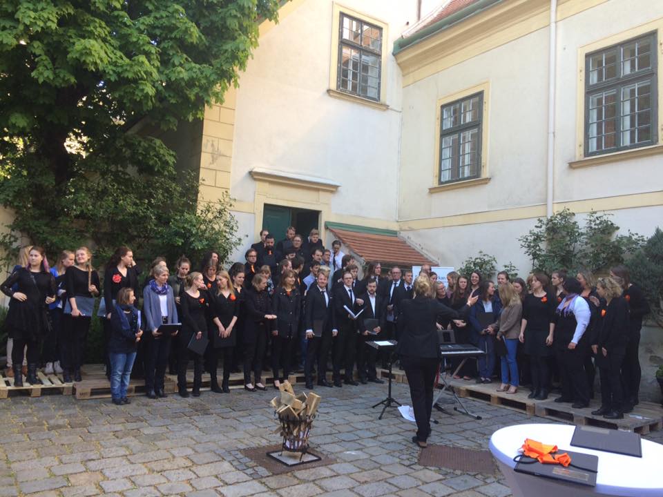 Bilder från Valborgs firandet på Svenska kyrkans innergård 2016