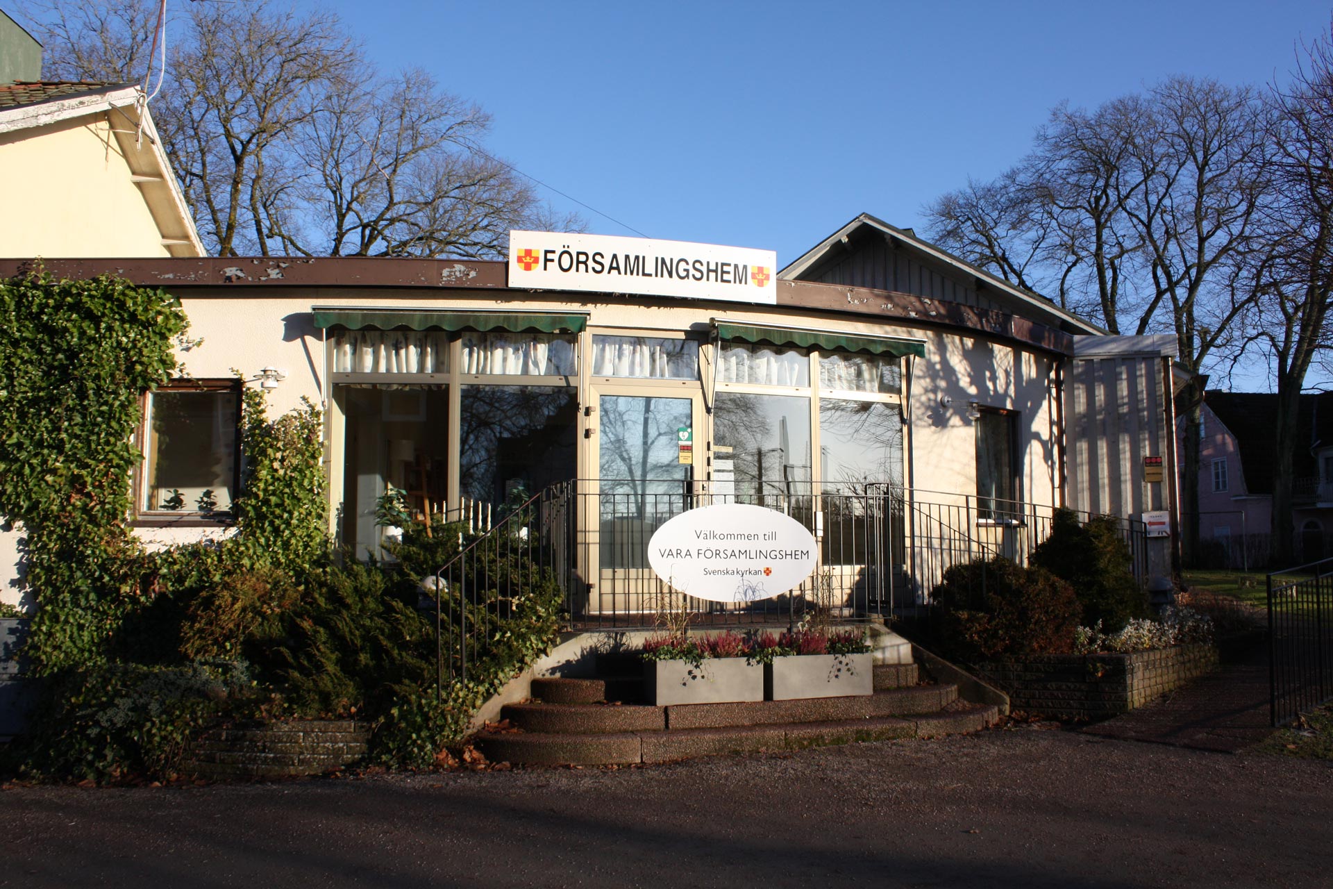 I Vara församlingshem träffas liten och stor. Här bjuds på våffelcafé, sopplunch och körsång.