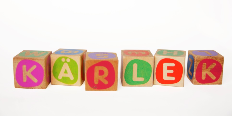 Sex klossar med en bokstav på varje kloss som tillsammans bildar ordet kärlek. 