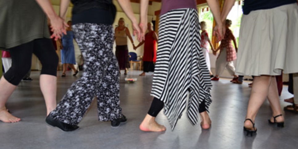 människor i cirkeldans håller varandras händer