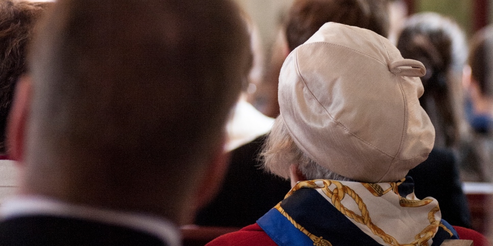 Ett flertal människor är samlade 