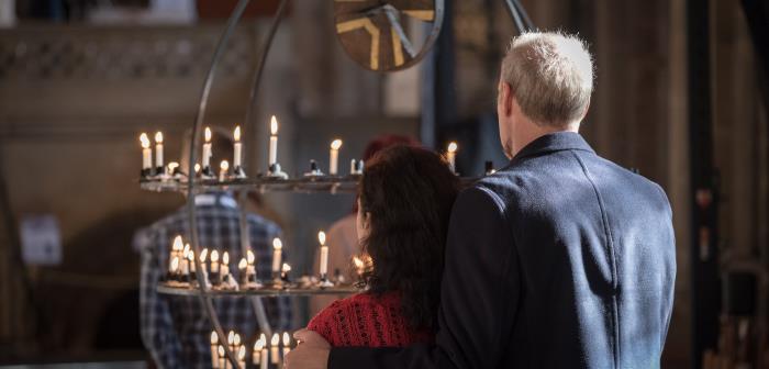 Hur kan man vara kyrka i en tid då fysiska möten mellan människor begränsats kraftigt? Hur kan man förmedla hopp och tröst när oro och ovisshet dominerar vardagen?