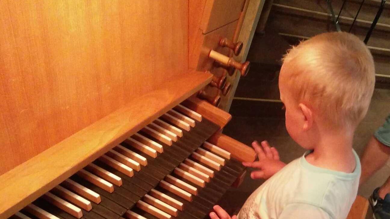 Barn som spelar orgel