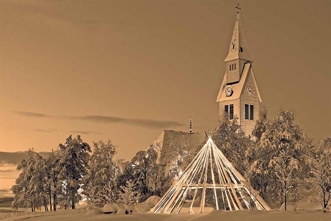 Redigerad bild av kyrka i vinterskrud.