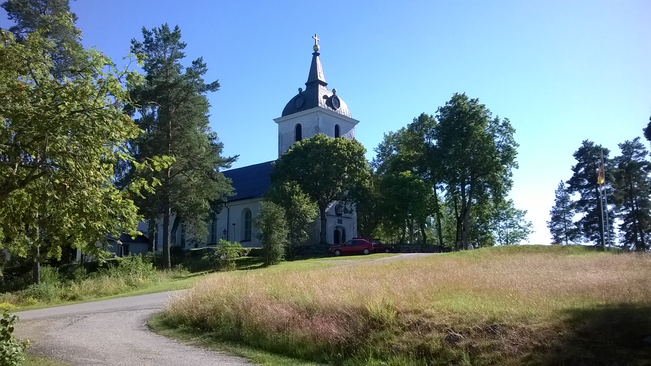 Heds kyrka på sensommaren