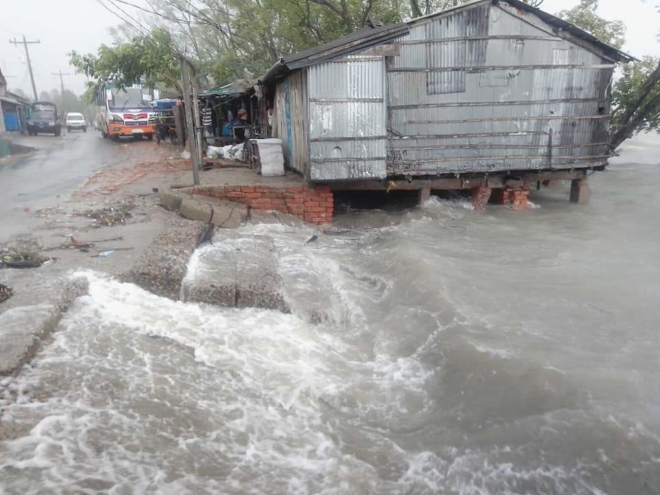 Hus har spolats bort i de stora vattenmassorna. 