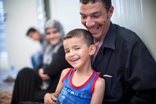 Zaid i sin pappas famn.