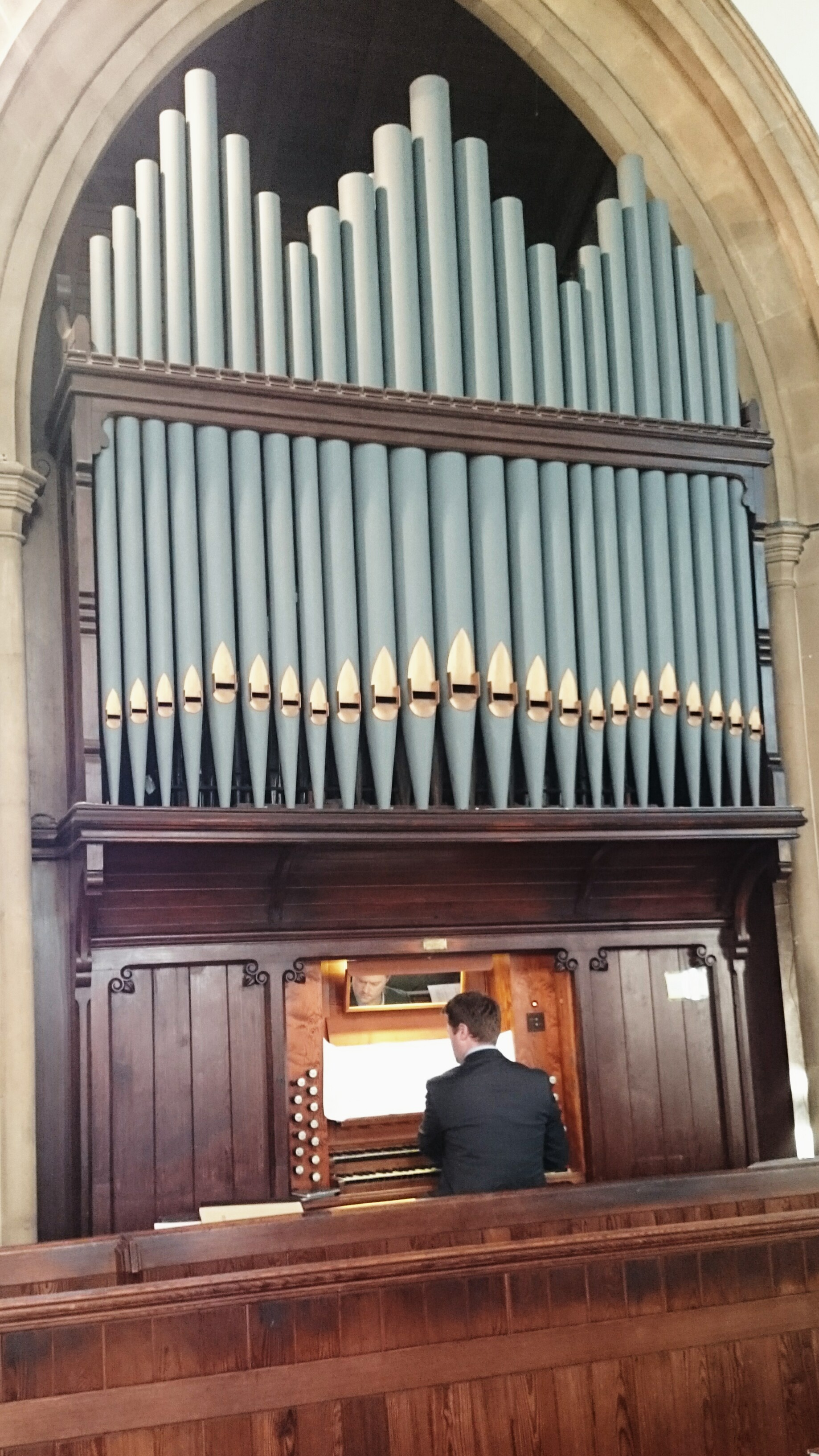 Organist Tobias Lundmark vid orgeln i St Teilos. 