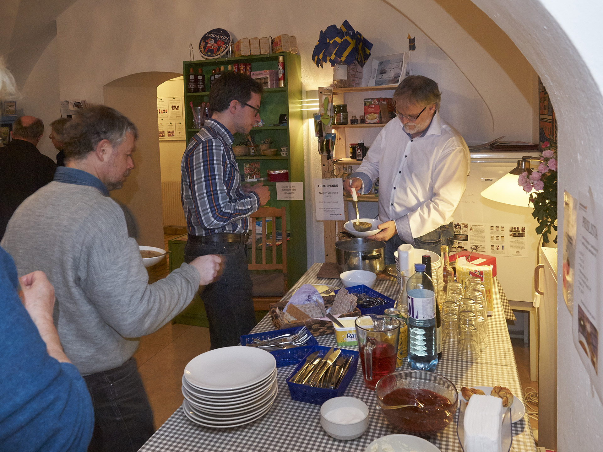 Hösten 2015 15 Oktober hade vi ärtsoppa med pannkakor till försäljning i Kyrkans Café. Dagen var välbesökt med många härliga samtal.