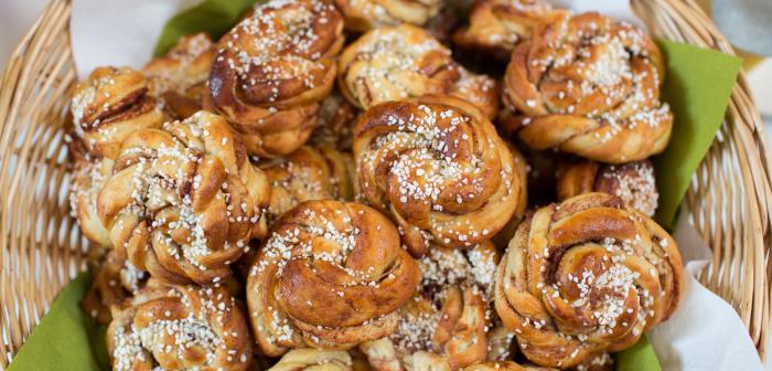 Kanelbullar, chokladbollar och prinsesstårtor till försäljning samt avhämtning