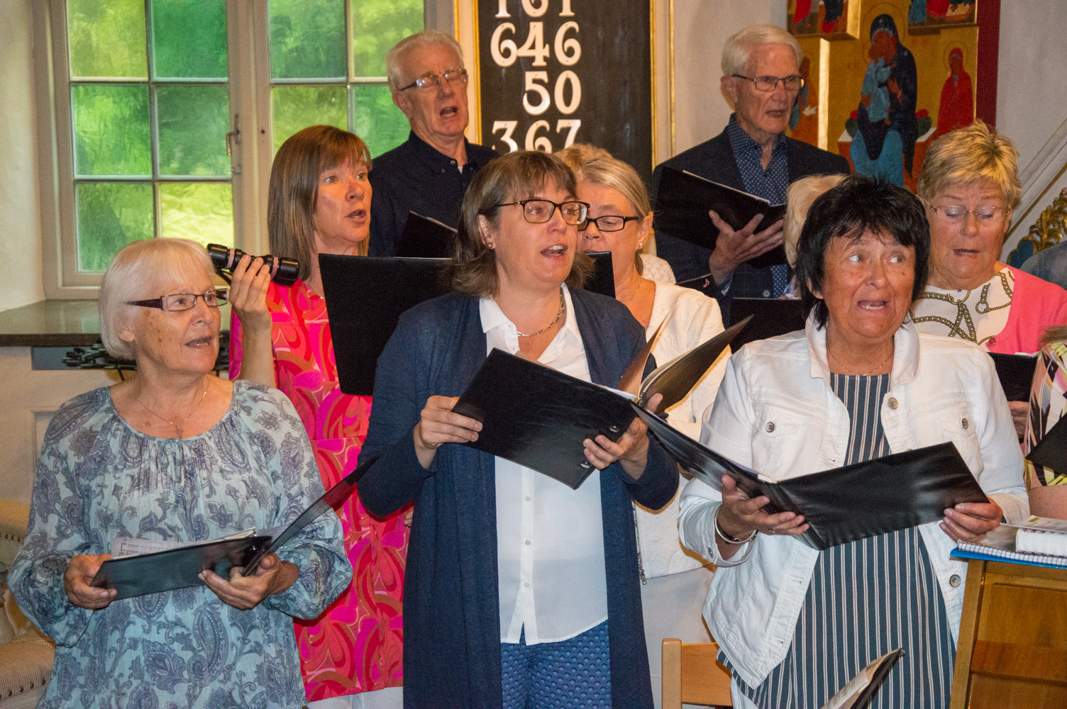 Vuxna körsångare som sjunger