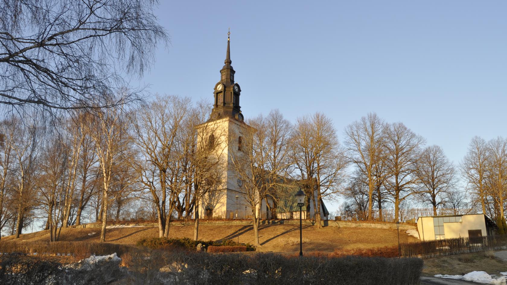 Västerlövsta kyrka i höstsol.