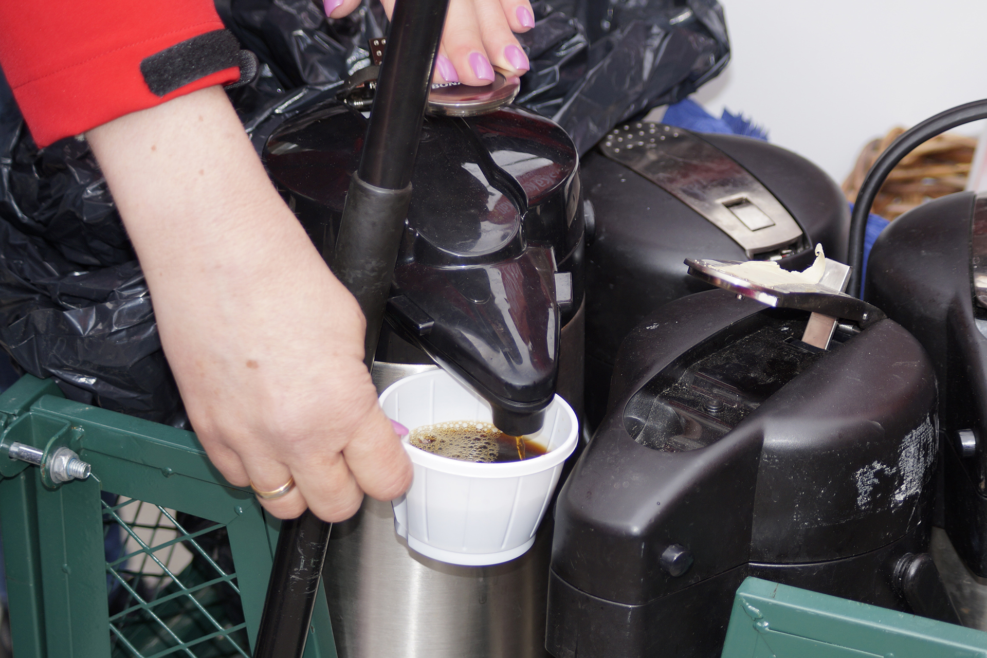 Någon häller upp kaffe från en termos.
