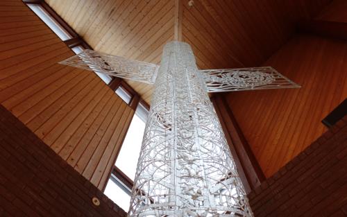 Kors av glas i Kronoparkskyrkan.