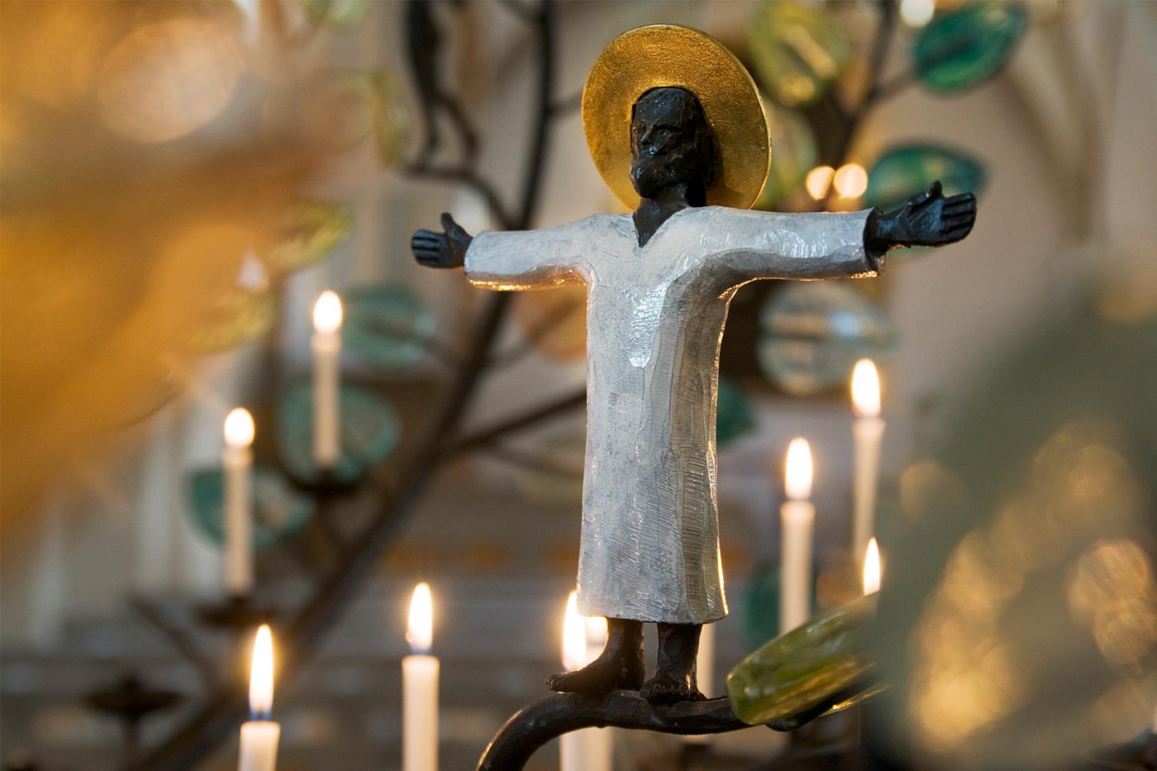 Jesusfigur i Växjö domkyrkas ljusbärare