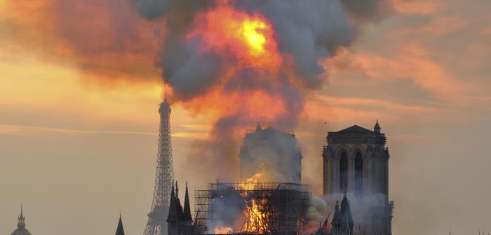 En vårkväll, måndagen 15 april 2019, fattar katedralen Notre Dame de Paris eld. Det blir snabbt en världsnyhet och miljoner människor kan i realtid följa brandens förlopp.