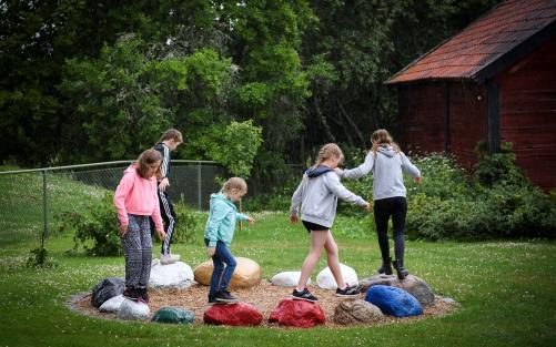 Barn, stenar, frälsarkrans