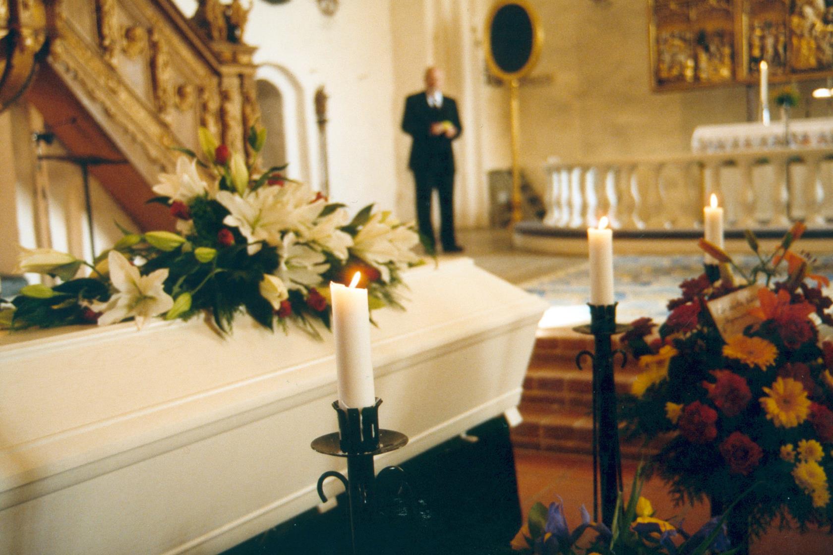 Begravning kan ske på flera olika sätt - här begravning i kyrkan.