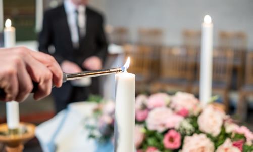 I saknaden efter en död anhörig eller vän kan det även finnas tacksamhet över det liv som varit. Här kan du göra en förfrågan om bokning av begravning.