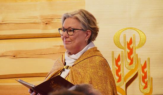 Biskop Eva Nordung Byström håller tal.